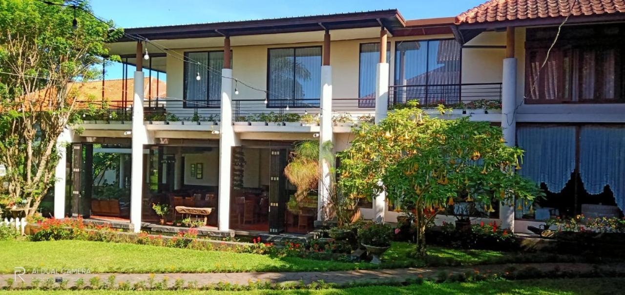 La Oma Hotel&Cafe Lembang Esterno foto