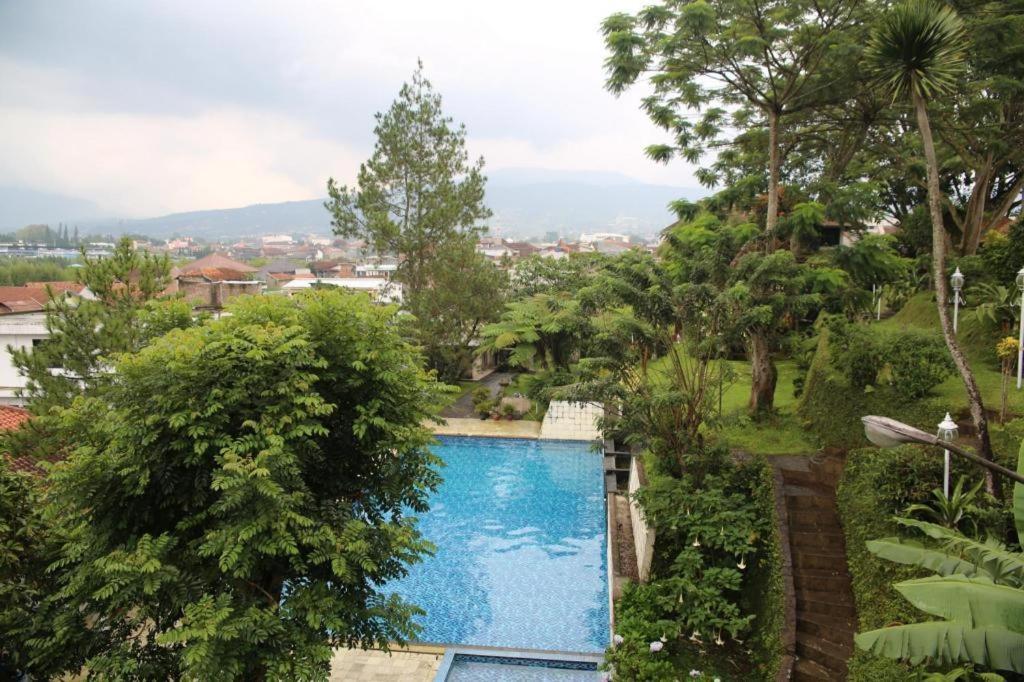 La Oma Hotel&Cafe Lembang Esterno foto