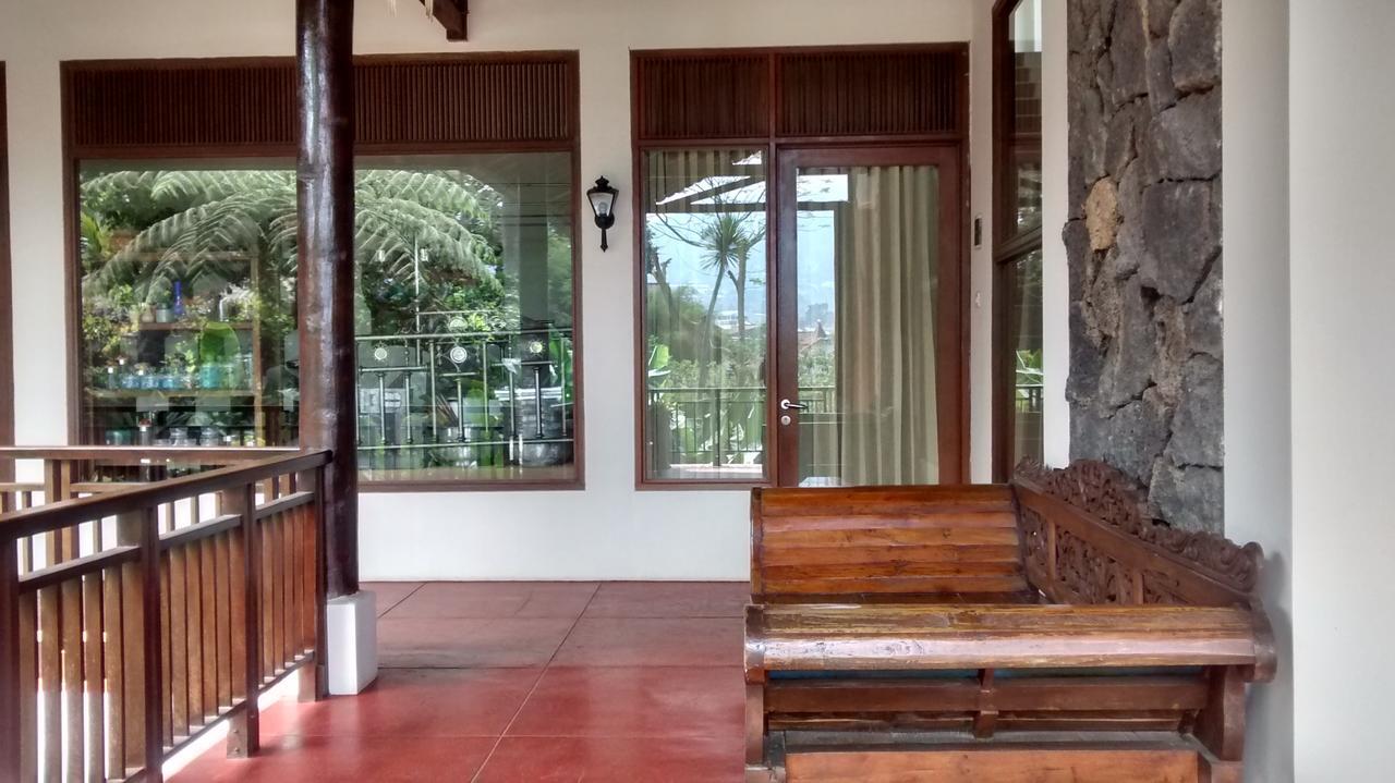 La Oma Hotel&Cafe Lembang Esterno foto