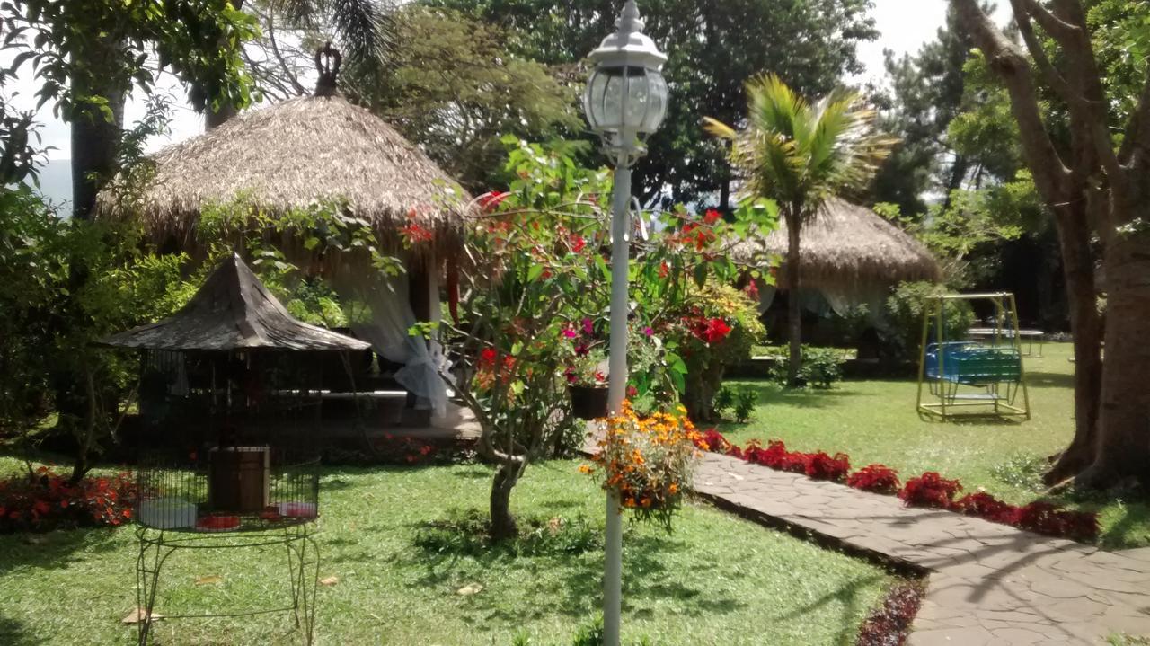 La Oma Hotel&Cafe Lembang Esterno foto