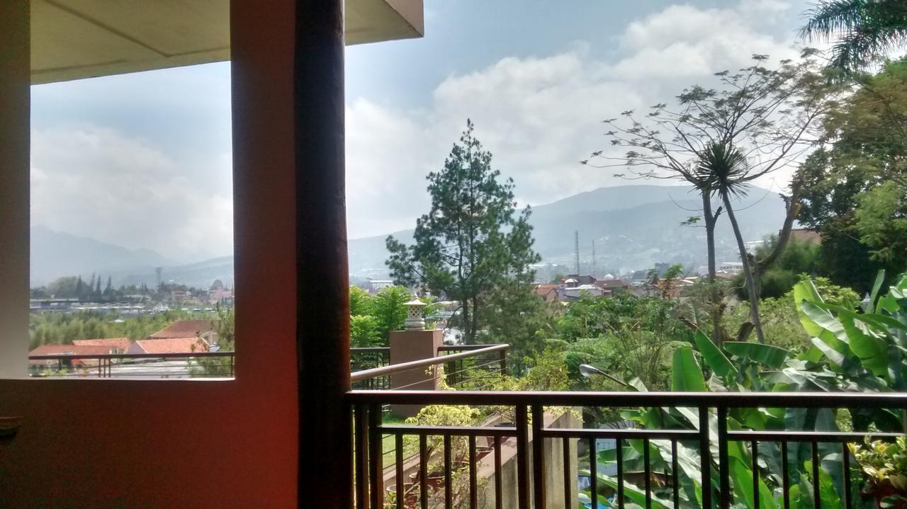 La Oma Hotel&Cafe Lembang Esterno foto